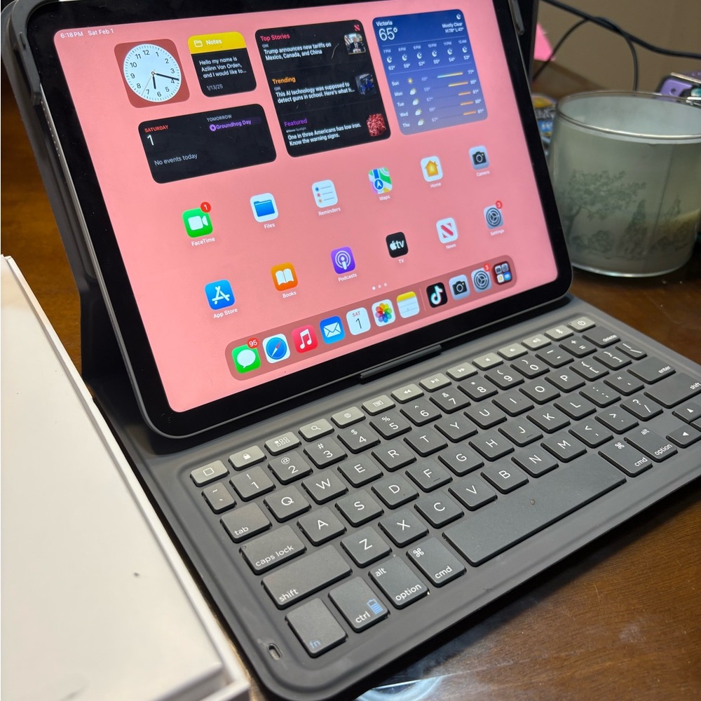 Apple Black Tablet Keyboard for Enhanced Productivity has tick tock!!